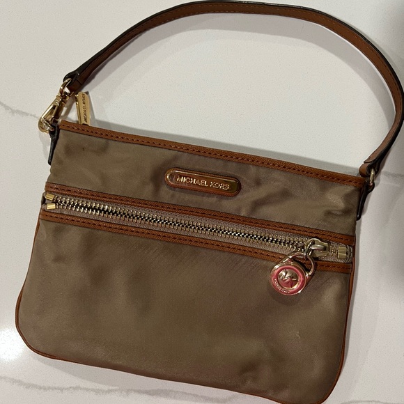 Michael Kors wristlet - Picture 1 of 1